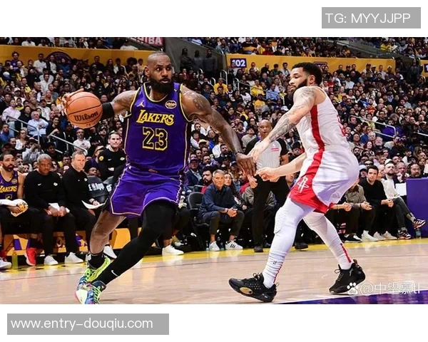 詹姆斯防守态度敷衍对湖人造成伤害球迷感到痛苦与失望 詹姆斯防守态度敷衍对湖人造成伤害球迷感到痛苦与失望