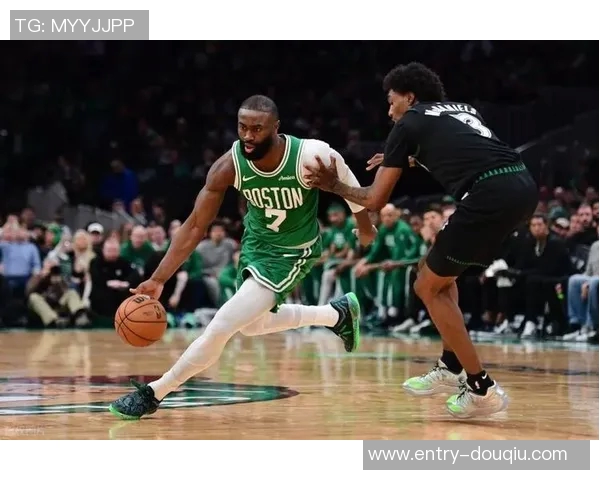 杰伦布朗连续9场30分表现惊艳创造绿军历史新纪录引发热议